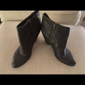 Super stylish Nine West Black size 9 boot with block heel excellent condition